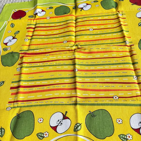 Made in Portugal Novelty Table Topper Tablecloth 27" square green yellow apples - Picture 5 of 6